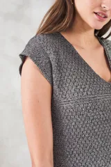 Vestido midi tejido con lurex, color gris oscuro, con escote en V y mangas cortas.