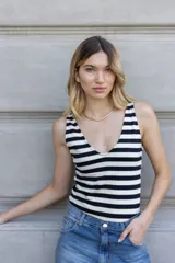 Body negro con rayas horizontales blancas, escote redondo y breteles anchos.