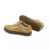 Zapatillas Vans Old Skool color amarillo ocre, con la clásica sidestripe blanca de cuero en los laterales y suela de goma marrón.