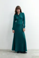 Falda larga verde esmeralda de tejido de punto con lurex y diseño plisado.
