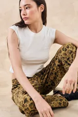 Pantalón jean recto de tiro medio con estampado animal print color marrón y negro.