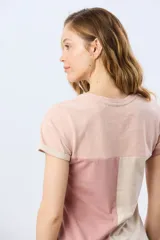 Remera de manga corta con diseño de bloques de color en tonos verde menta, beige y lila, corte clásico y cuello redondo.