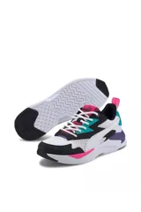 Championes deportivos Puma X-Ray, diseño multicolor con base blanca, detalles en negro, fucsia, turquesa y violeta, con suela dentada y cordones blancos.