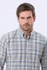 Camisa sport de manga larga con estampado a cuadros en tonos celeste, beige y blanco, cuello abotonado y bolsillo frontal en el pecho.