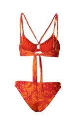 Bikini de dos piezas confeccionado en fibras recicladas, con estampado botánico en tonos naranja y rojo. El corpiño cuenta con aros, fruncidos en las copas y tirantes cruzados en la espalda. La bombacha es de corte clásico con tiras laterales dobles.
