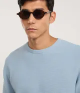 Suéter de punto para hombre, color celeste, con textura acanalada horizontal, cuello redondo y mangas largas con puños ajustados.