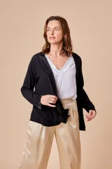 Túnica negra lisa con vivo en satén, modelo abierto y talle único.