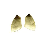 Aros artesanales hechos en Grecia de bronce enchapado en oro, con diseño geométrico y acabado texturizado.
