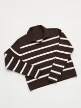 Sweater de punto a rayas horizontales marrones y blancas, con cuello polo y mangas largas.