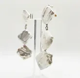 Aros colgantes con tres perlas barrocas blancas.