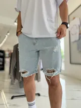 Bermuda de jean celeste claro con roturas y diseño slouchy.
