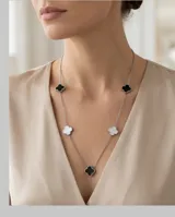 Collar de cadena de acero con cinco dijes en forma de flor, alternando detalles en nácar blanco y ónix negro.