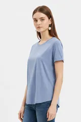 Remera de manga corta color blanco con cuello redondo y dobladillo redondeado.