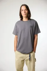 Remera gris oscuro de manga corta y cuello redondo, con un pequeño estampado negro en el pecho izquierdo.