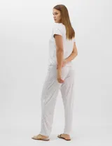 Set de pijama de tres piezas con estampado animal print sutil en tonos grises y rosados, confeccionado en tejido ultra suave y elástico. Incluye remera de manga corta con escote en V ribeteado con puntilla de encaje, un pantalón largo de corte recto y tiro medio con cintura elástica, y un short a juego.