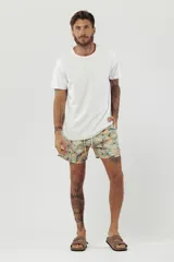 Short de baño con estampado tropical de hojas y loros, con cordón ajustable en la cintura.