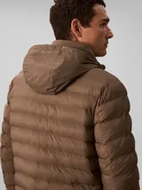 Campera puffer de peso medio Calvin Klein, con diseño acolchado, cuello alto y cierre frontal de cremallera. Presenta el logo de la marca estampado en el pecho.