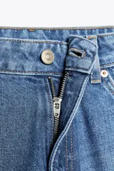 Bermuda jorts de denim celeste con efecto lavado, tiro bajo y cinco bolsillos. Cierre frontal con cremallera y botón metálico.