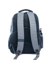 Mochila negra marca Umbro, con logo blanco en el frente y estampado de logos en relieve en la parte inferior. Cuenta con un bolsillo lateral de malla para botella y cierres con tiradores blancos.