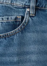 Falda midi evasé de denim azul con diseño de corte trapecio, tiro medio, trabillas y bolsillos.