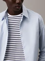 Camisa de manga larga Calvin Klein con corte slim, cuello de punta clásico y cierre frontal de botones a tono.