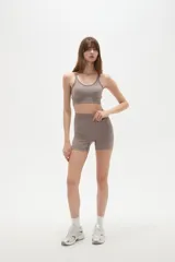 Short deportivo de calce ajustado, confeccionado en tejido de punto sin costuras con efecto melange.