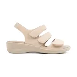 Sandalias bajas color beige con tres tiras horizontales con velcro y tira trasera con hebilla.