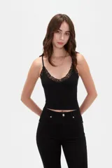 Musculosa de bretel fino color negro, confeccionada en tejido acanalado con detalles de encaje en el escote en V y tirantes delgados.