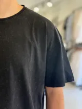 Remera de manga corta con efecto gastado o acid wash en color celeste, con corte oversize y cuello redondo.