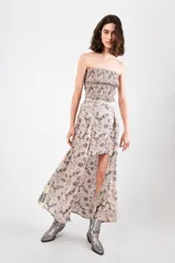 Falda larga rosada con estampado floral y geométrico, de corte cruzado con abertura frontal pronunciada.