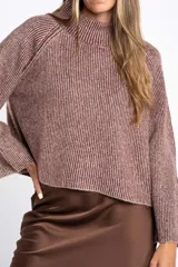 Polera de punto acanalado con cuello alto, diseño holgado y mangas largas con corte raglán.