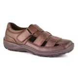 Sandalias de cuero color marrón para hombre, estilo cerrado con aberturas laterales y en la puntera, ajuste mediante tira con velcro en el empeine y suela de goma marrón oscura.