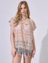 Kaftan blanco calado con cuello a la base, escote en V y lazo de ajuste. Terminación de ruedo con flecos.