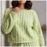 Pijama de dos piezas de tejido plush texturado con diseño de puntos en relieve, compuesto por un buzo de manga larga con cuello redondo y un pantalón largo de corte recto.