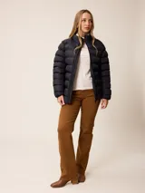 Campera acolchada de corte recto y cuello alto, con cierre frontal completo y bolsillos laterales. Diseño ligero y funcional, ideal para media estación.