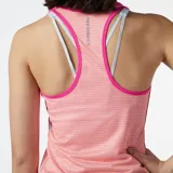 Musculosa deportiva New Balance Accelerate para mujer, color rosa con franja blanca y diseño a rayas horizontales en la parte inferior.