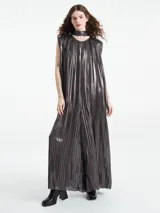 Mono largo plisado color gris plomo, de calce suelto, sin mangas y con cuello halter.