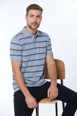 Remera polo celeste con rayas horizontales en azul marino y blanco, confeccionada en tejido piqué. Tiene botones personalizados y logo bordado en el pecho.