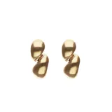 Aros colgantes de diseño orgánico y acabado brillante, con baño de oro 18k.