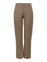 Pantalón recto color marrón, de tiro medio con trabillas para cinturón y cierre frontal con cremallera y gancho.