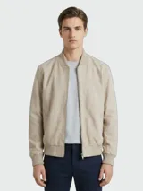 Chaqueta de cuero tipo bomber de la marca Boss, modelo H Muller, en color beige. Cuenta con cierre frontal, cuello, puños y dobladillo en rib elástico acanalado.