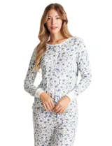 Conjunto de pijama compuesto por una remera de manga larga con escote redondo y cierre frontal de botones, y un pantalón con cintura elástica y lazo de ajuste. Presenta un estampado floral en tonos azules sobre fondo blanco.