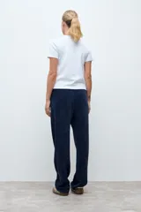 Pantalón jogger de corte recto y tiro medio, confeccionado en tejido acanalado de color azul marino, con cintura elástica.
