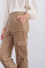 Pantalón de corderoy gris, de fit holgado con elástico en cintura y puños. Presenta bolsillos aplicados en el delantero.