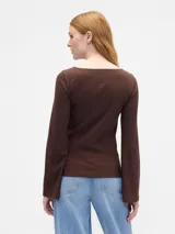 Remera de manga larga con cuello bote, confeccionada en tejido de punto acanalado de textura suave y ajuste entallado.