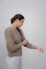 Sweater azul marino de punto calado, confeccionado en 100% baby alpaca, de manga larga y cuello redondo.