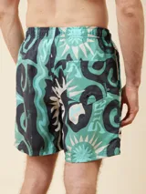 Short de baño celeste con estampado de soles y texto en amarillo.