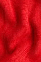 Buzo de punto suave color rojo, con diseño de hombros descubiertos y escote con doblez estilo solapa.