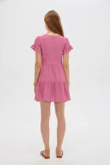 Vestido corto de viscosa color verde, con escote en V, mangas cortas con volados y diseño escalonado en la falda.