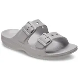 Sandalias Crocs modelo Saturday, color gris, de dos tiras con hebillas ajustables y plantilla de espuma Croslite.